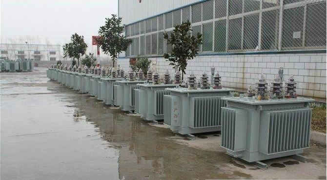 油浸式變壓器的保養(yǎng)如何去做？預(yù)防滲漏油：油浸式變壓器在油箱內(nèi)充滿變壓器油，裝配中依靠緊固件對耐油橡膠元件加壓而密封。